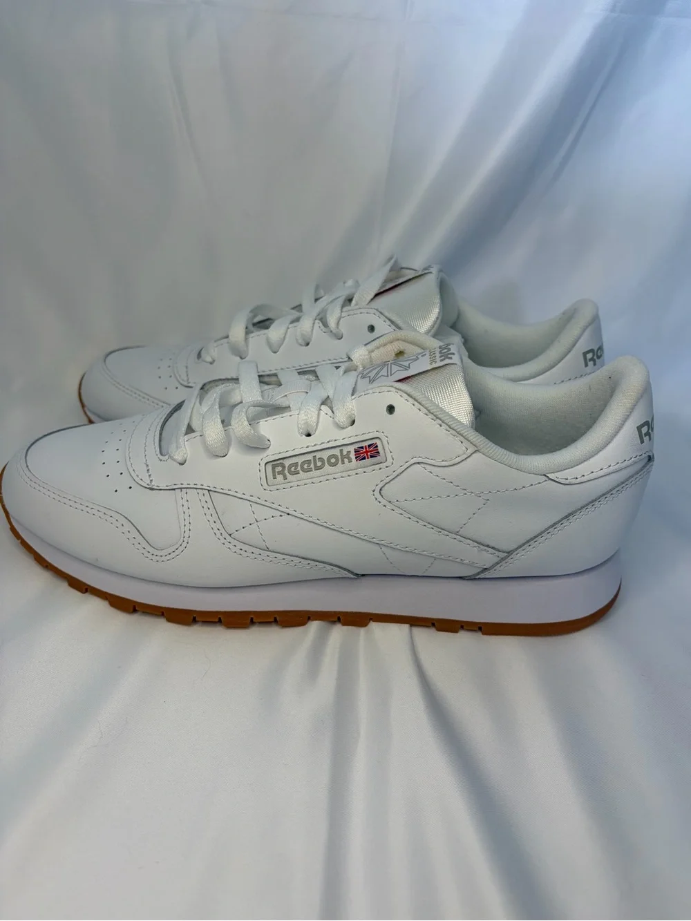 Reebok Classic White Leather Gum Sole Sneakers/Shoes Low-Top (US Women’s 11)